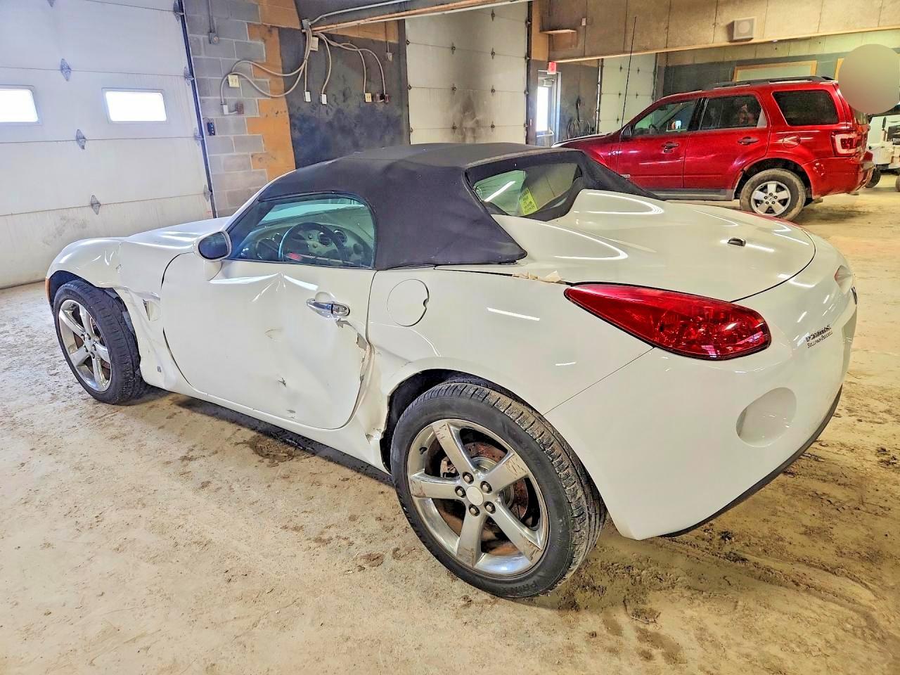2007 Pontiac Solstice - Image 2