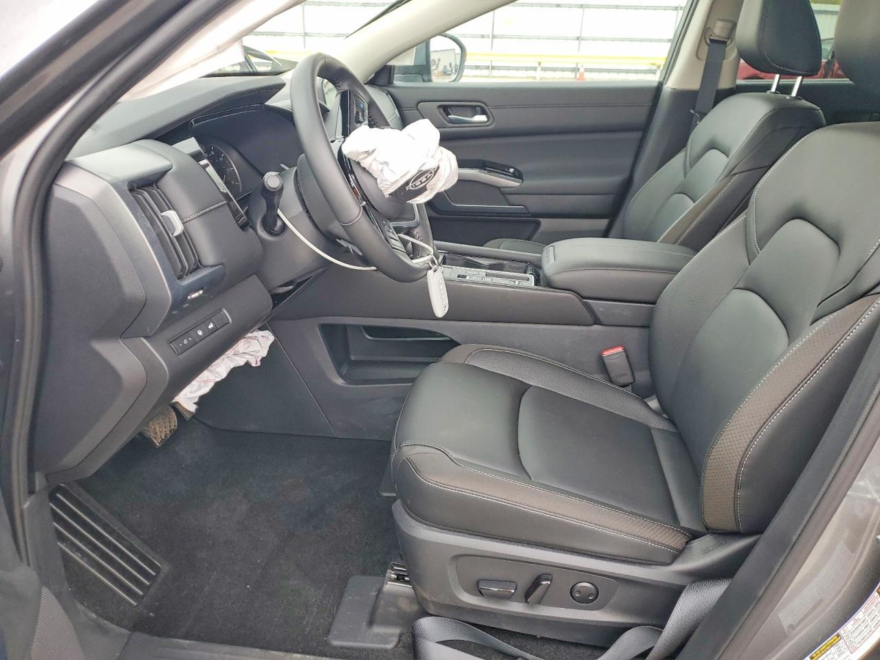 2025 Nissan Pathfinder Sl - Image 7