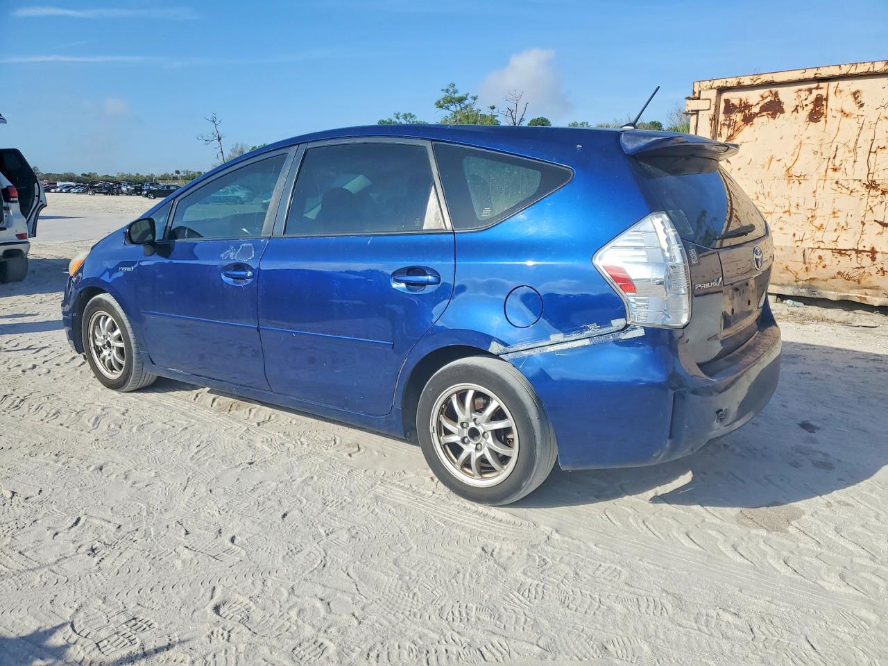 2013 Toyota Prius V Two - Фото 2