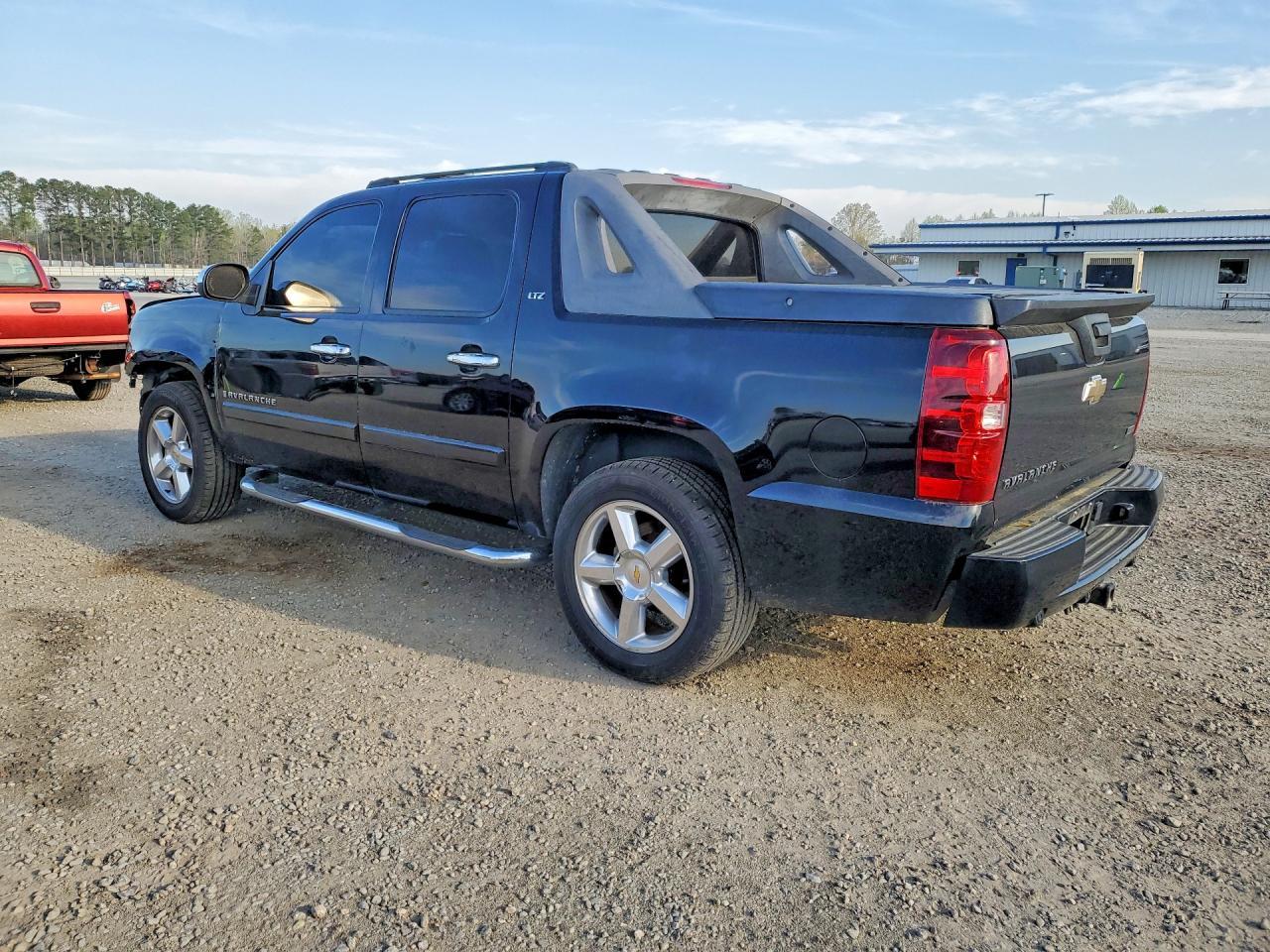 2008 Chevrolet Avalanche K1500 - Image 2