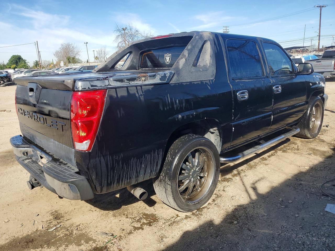 2004 Chevrolet Avalanche C1500 - Image 3