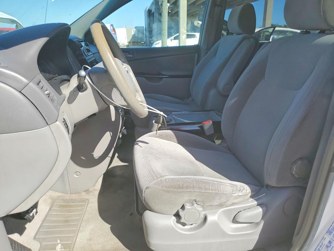 2004 Toyota Sienna Le 8 Passenger - Фото 7