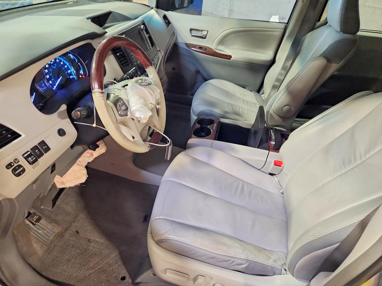 2011 Toyota Sienna Limited 7-Passenger - Фото 7