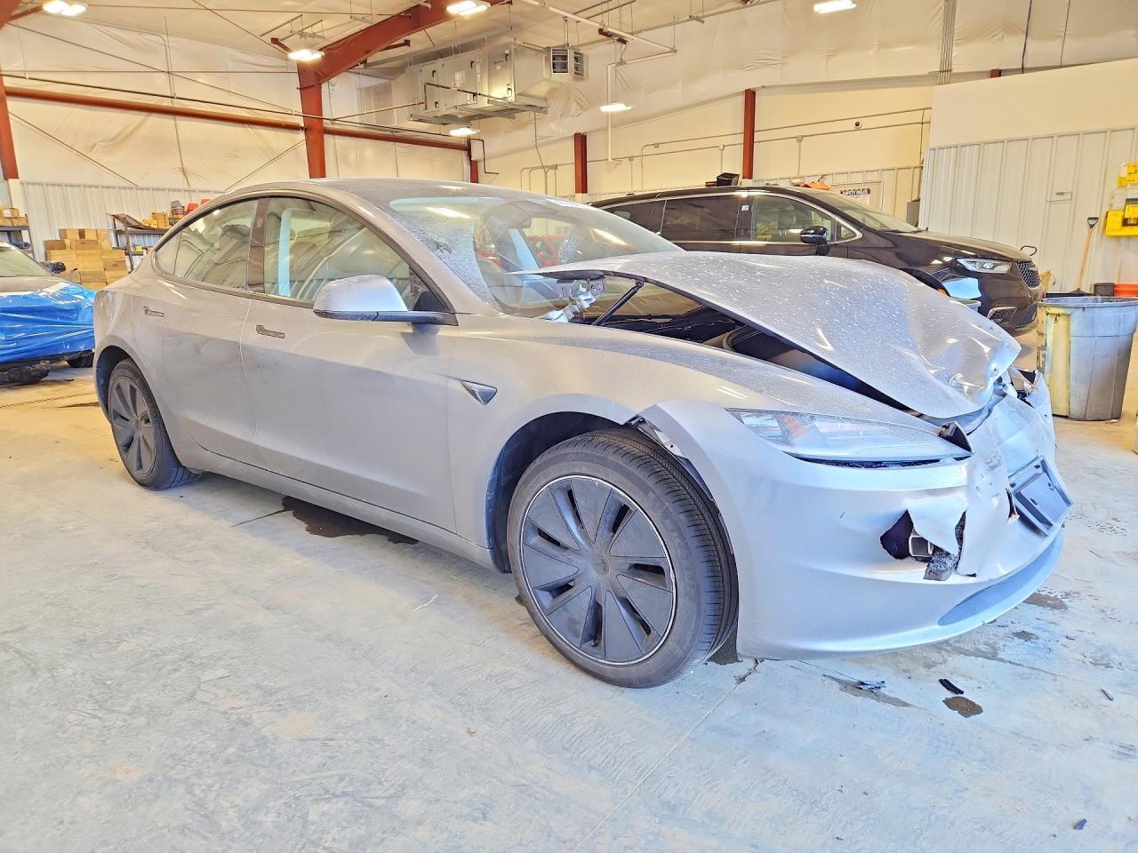 2025 Tesla Model 3 - Фото 4