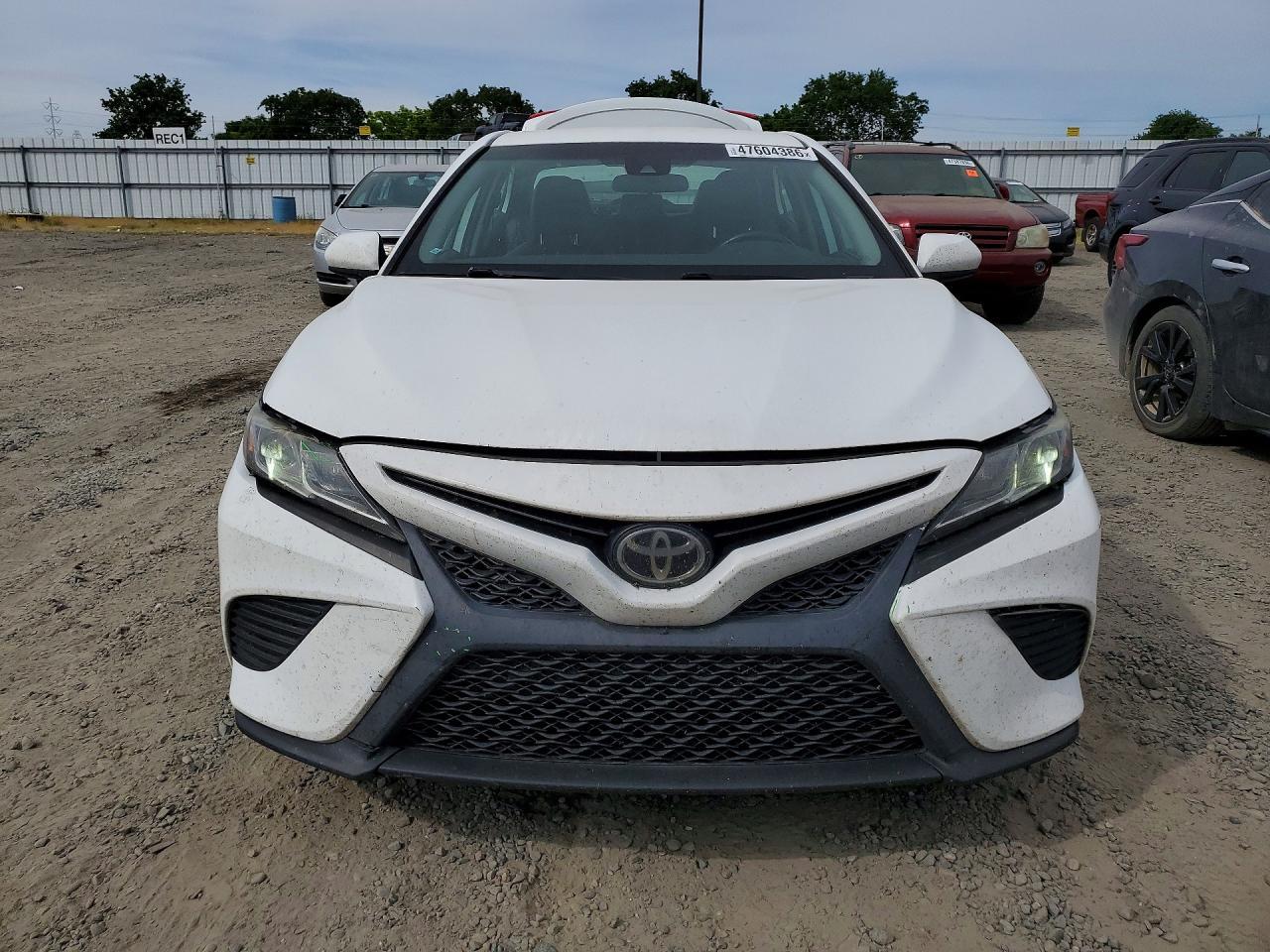 2020 Toyota Camry Se - Фото 5