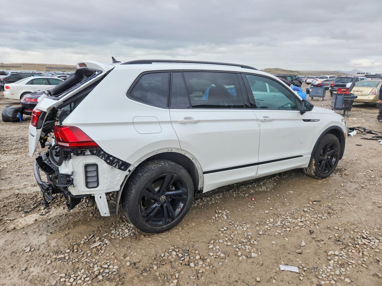 2024 Volkswagen Tiguan Se R-Line Black - Image 3