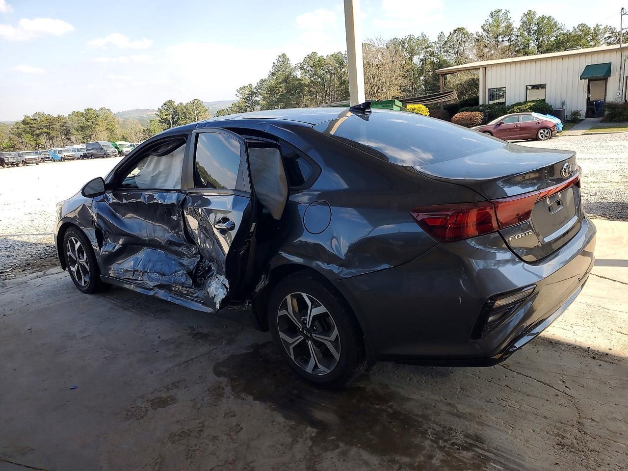 2021 Kia Forte Lxs - Image 2