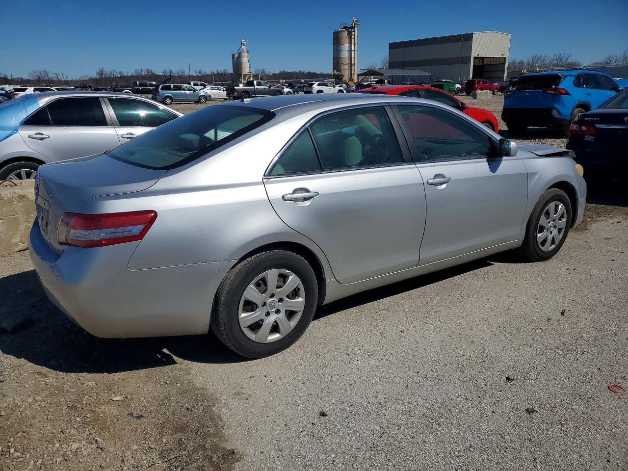 2010 Toyota Camry Le - Фото 3