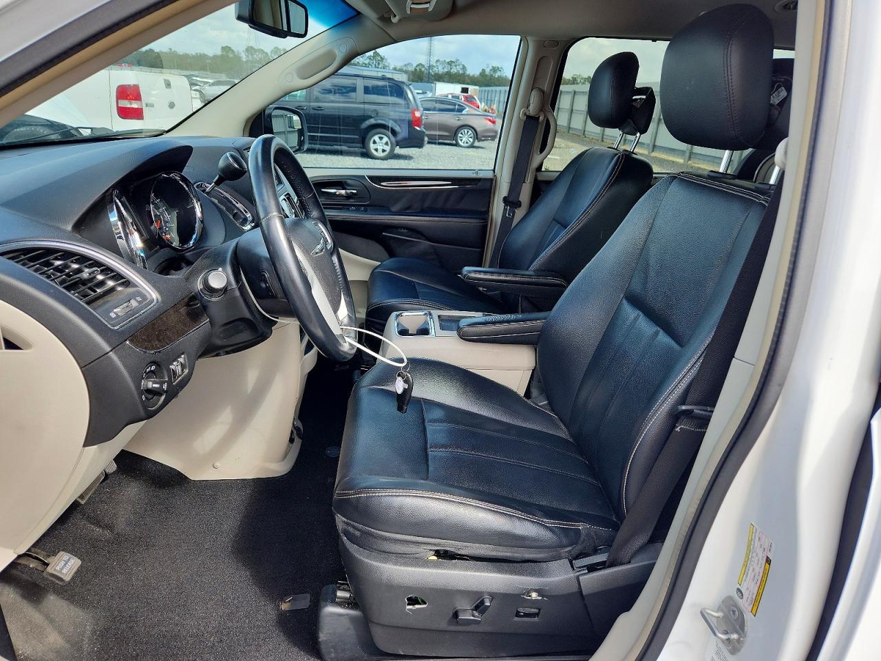 2014 Chrysler Town & Country Touring - Фото 7