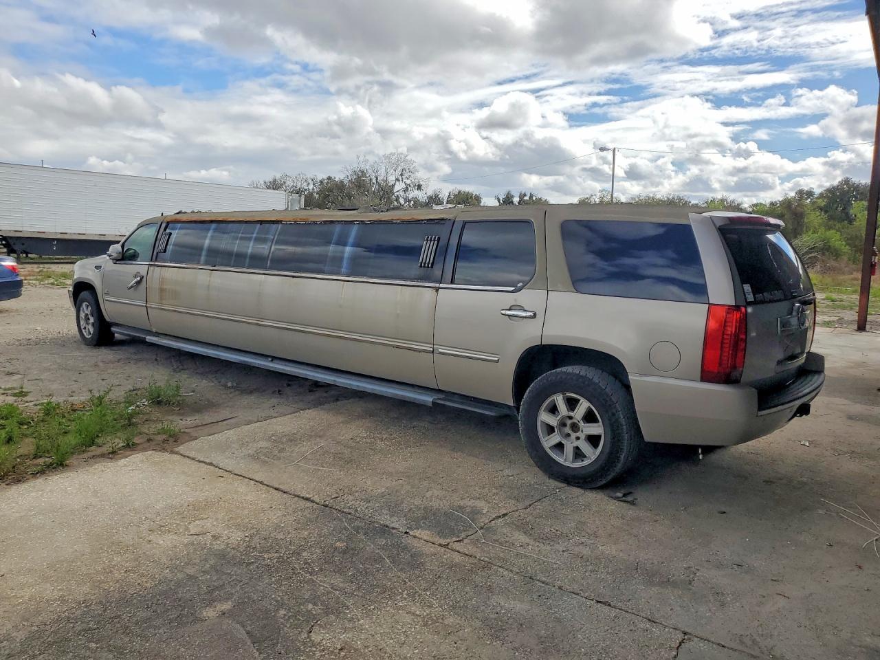 2008 Cadillac Escalade L - Image 2