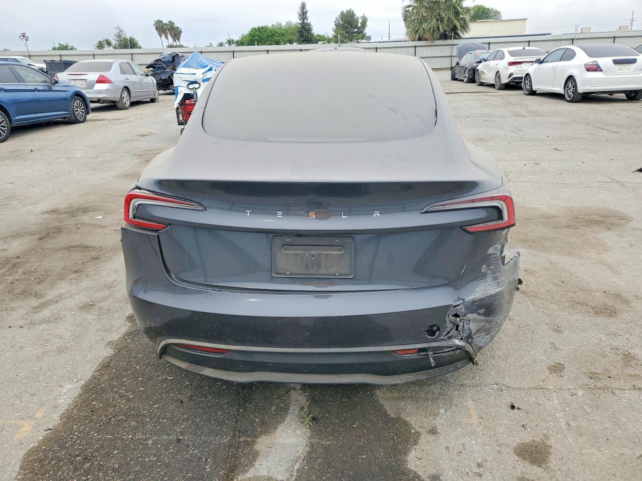 2025 Tesla Model 3 - Фото 6