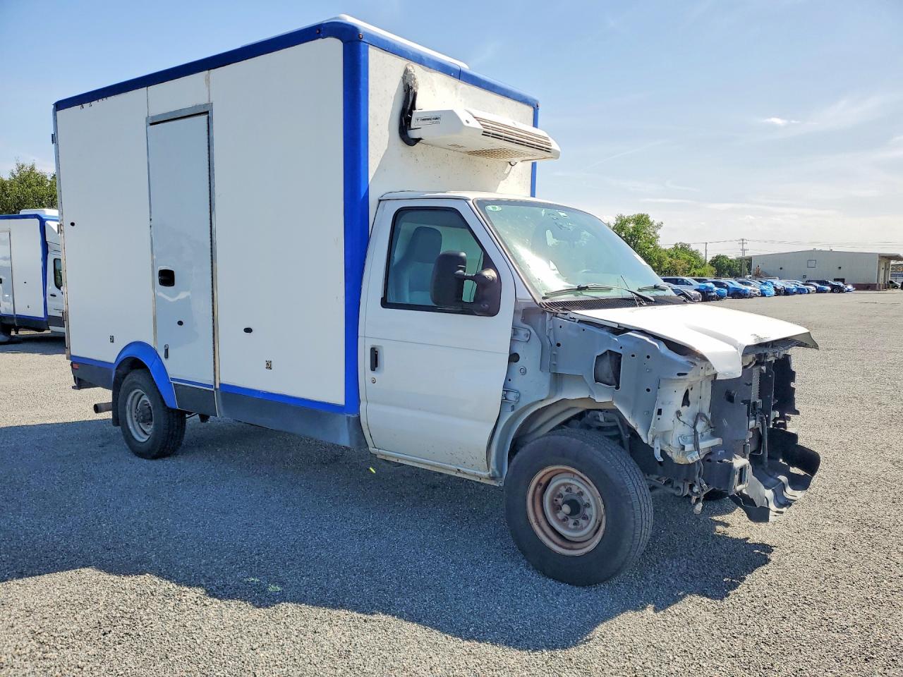 2023 Ford E350 Refrigerated Box Truck - Фото 4