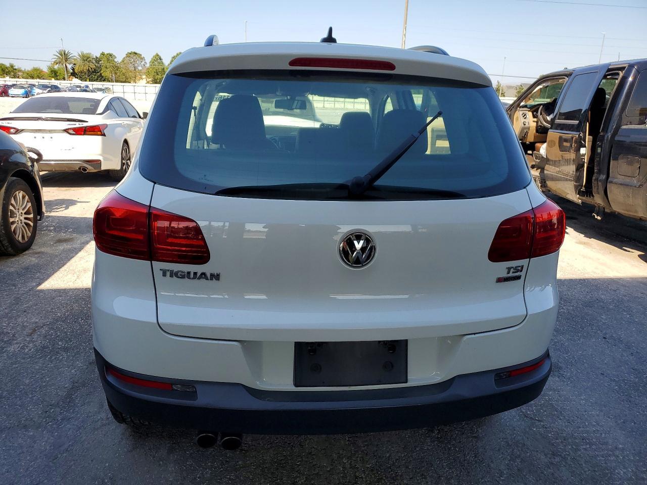 2017 Volkswagen Tiguan S - Image 6
