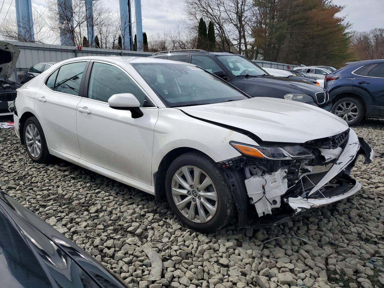 2020 Toyota Camry Le - Фото 4