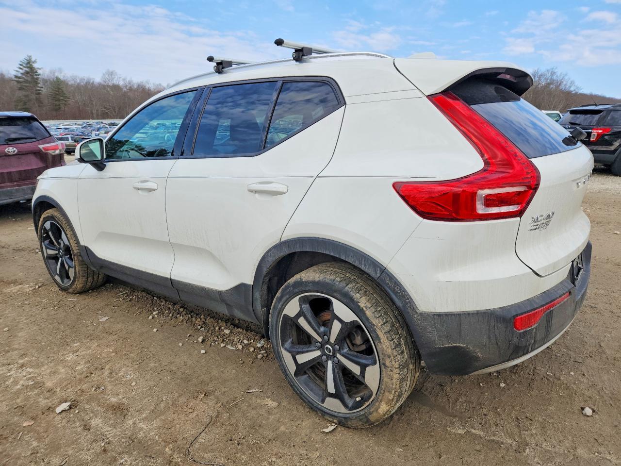2020 Volvo Xc40 T5 Momentum - Фото 2