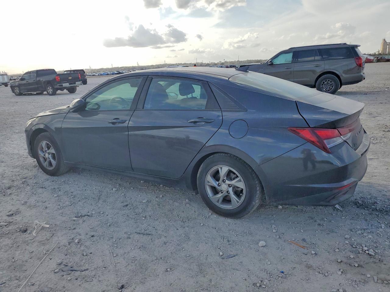 2021 Hyundai Elantra Se - Image 2