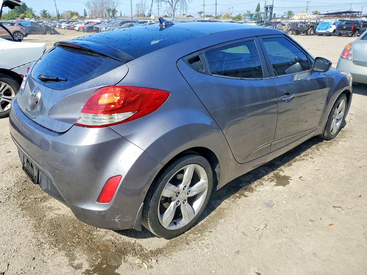 2013 Hyundai Veloster Base - Image 3