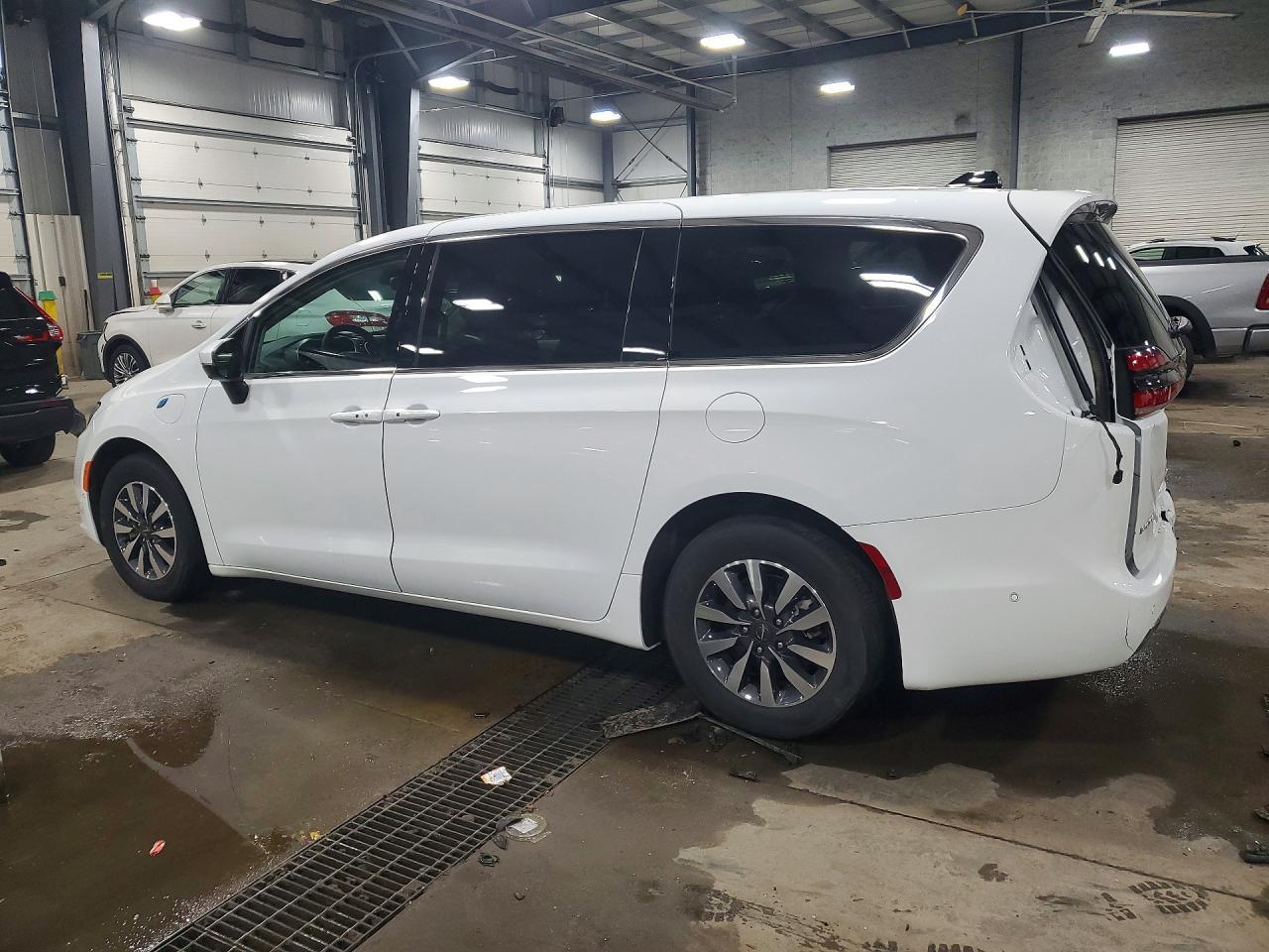 2023 Chrysler Pacifica Hybrid Touring L - Image 2