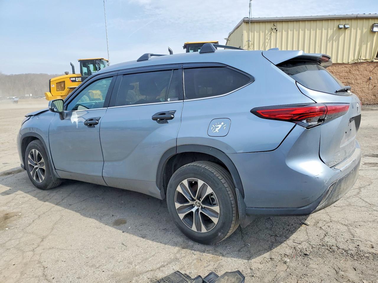 2023 Toyota Highlander L - Image 2