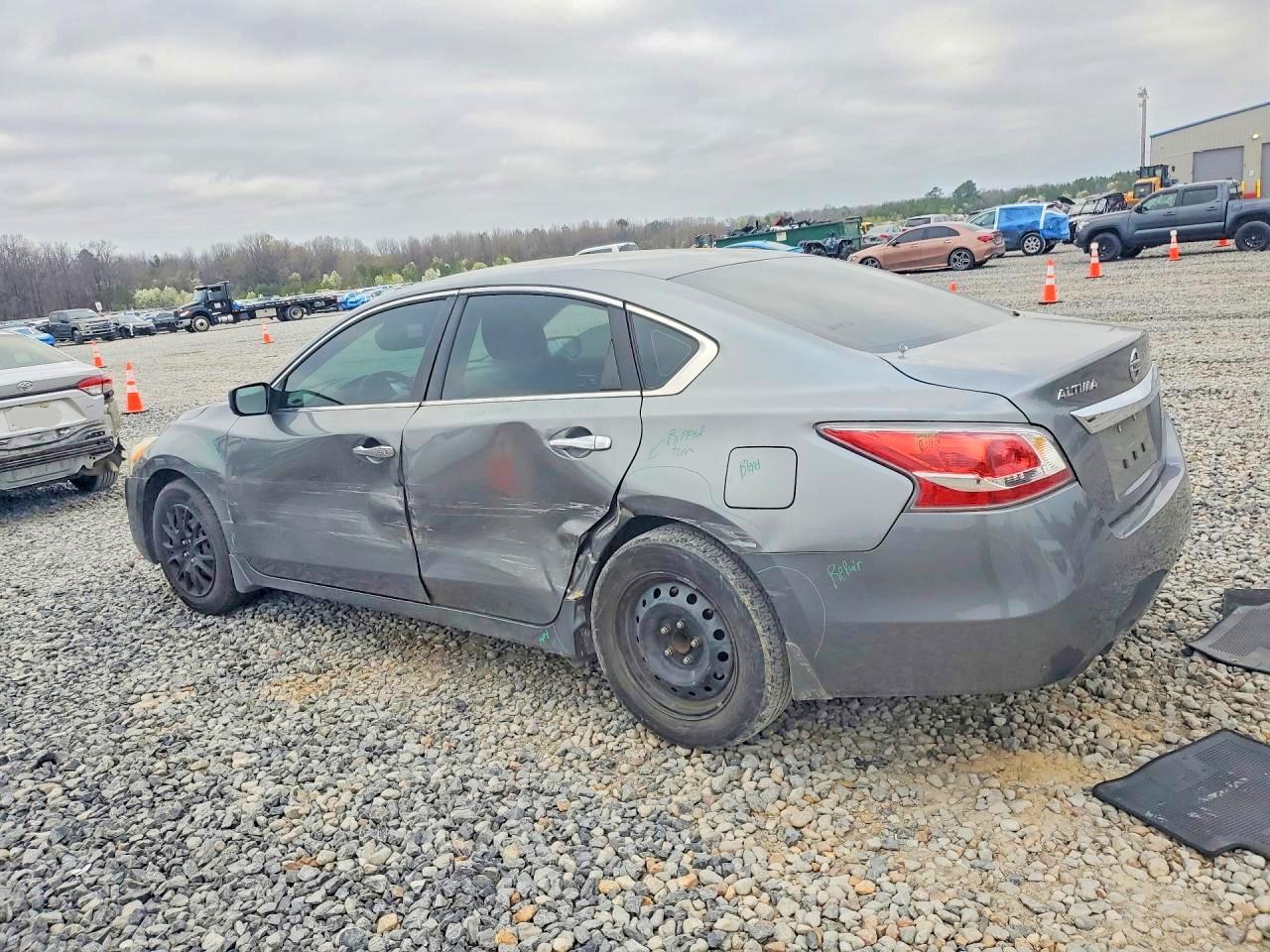 2015 Nissan Altima 2.5 S - Фото 2