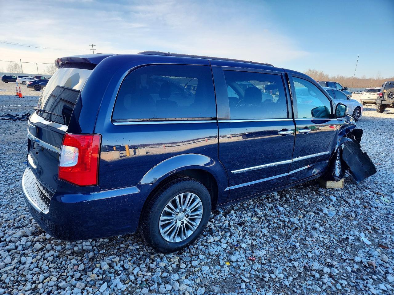 2013 Chrysler Town & Country Touring L - Image 3