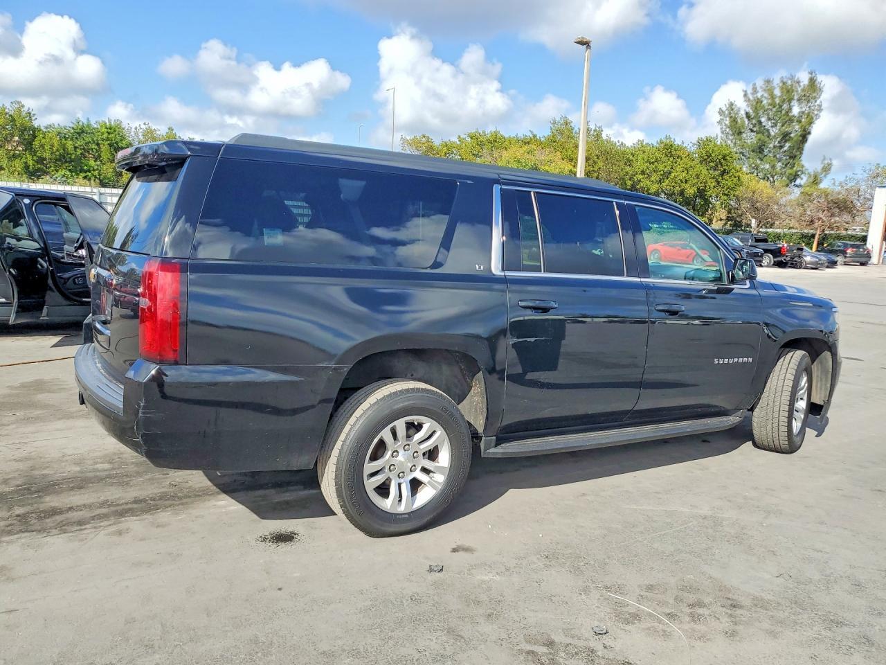 2019 Chevrolet Suburban K1500 Lt - Image 3