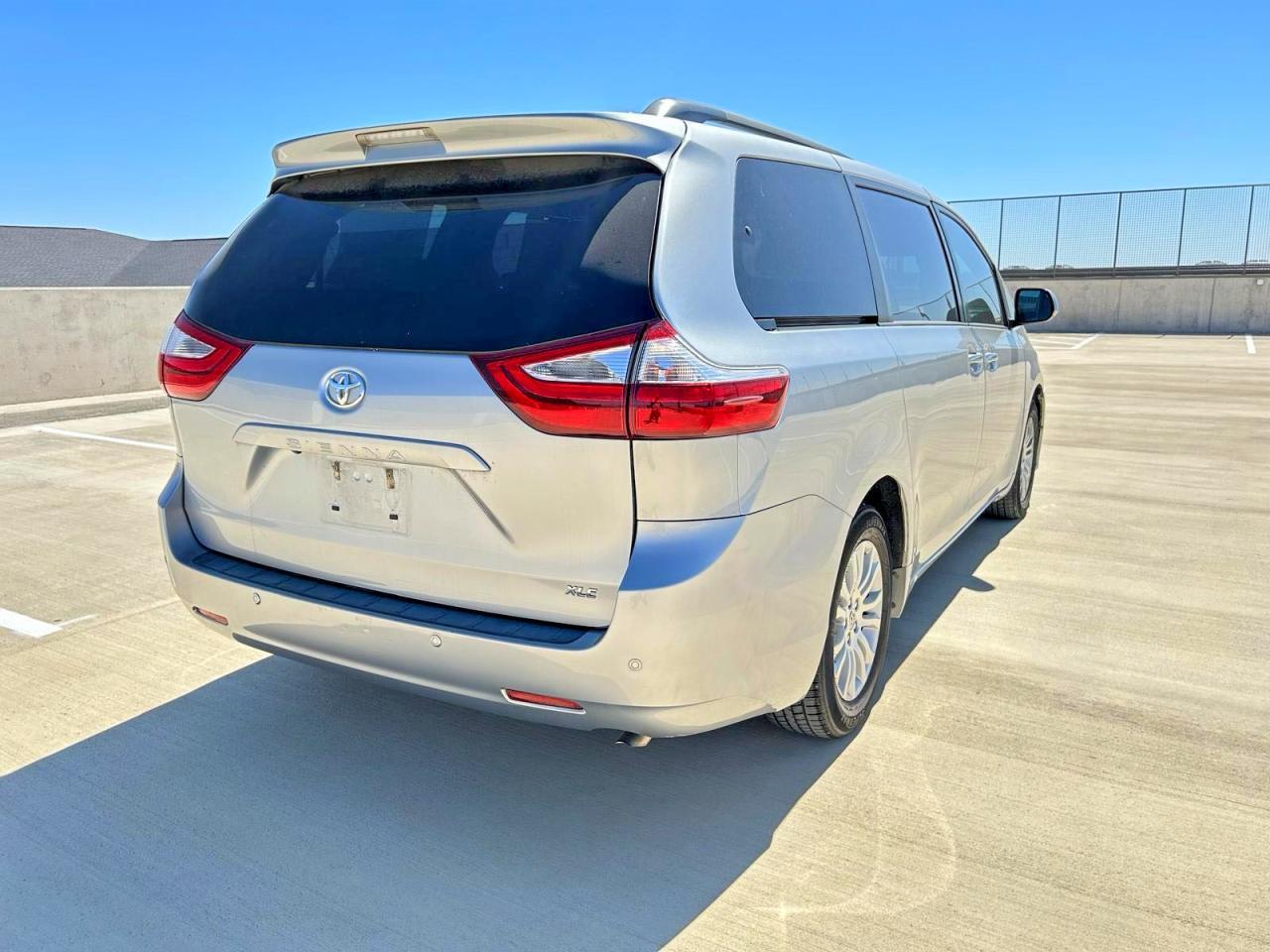 2017 Toyota Sienna Xle 8-Passenger - Image 4