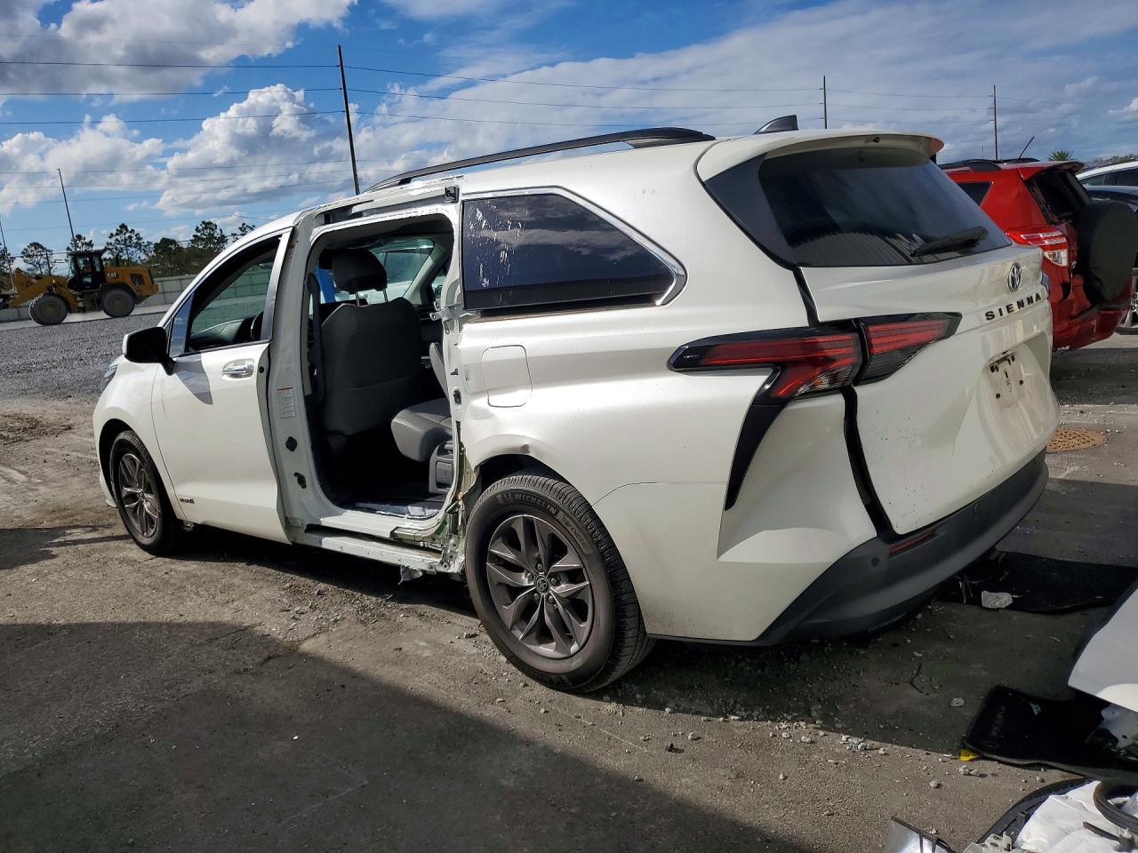 2021 Toyota Sienna Xle 8-Passenger - Image 2