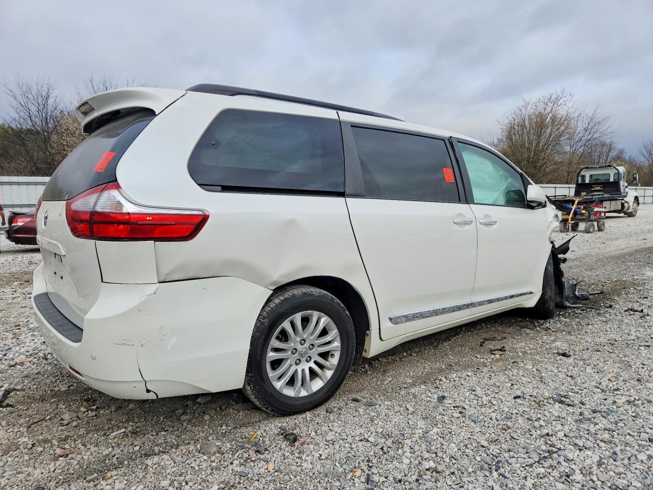 2015 Toyota Sienna Xle 8-Passenger - Фото 3