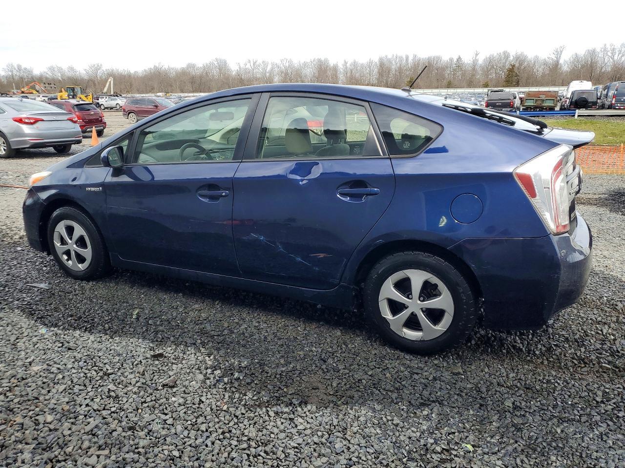 2013 Toyota Prius Two - Фото 2