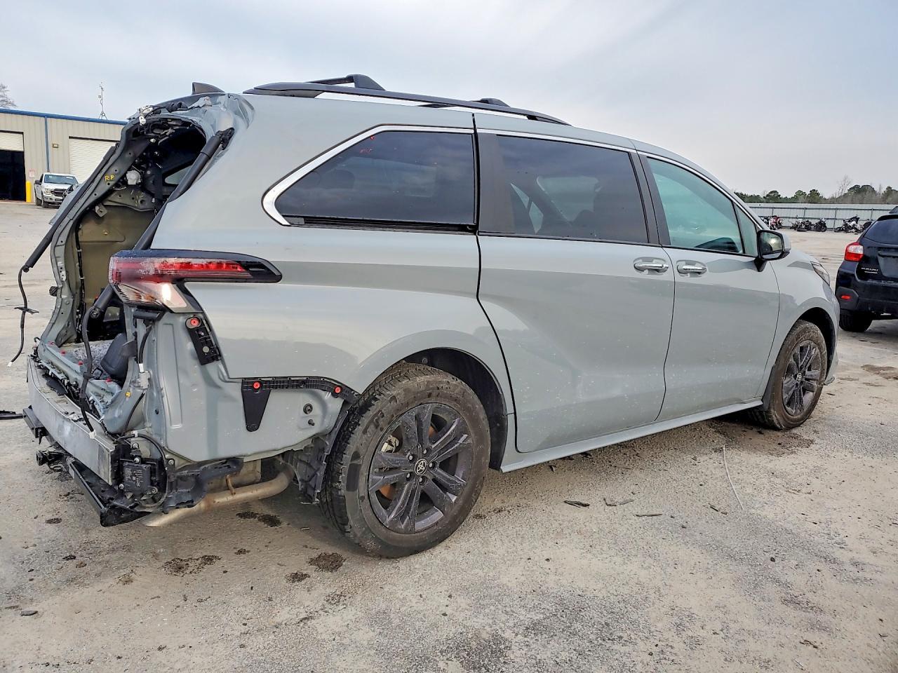 2024 Toyota Sienna Woodland Edition - Фото 3