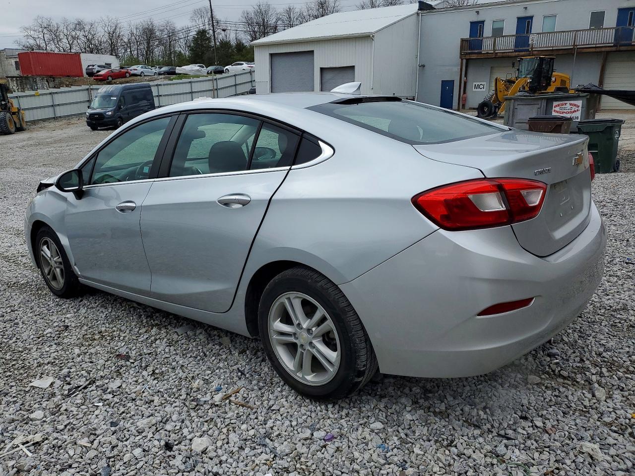 2018 Chevrolet Cruze Lt - Image 2