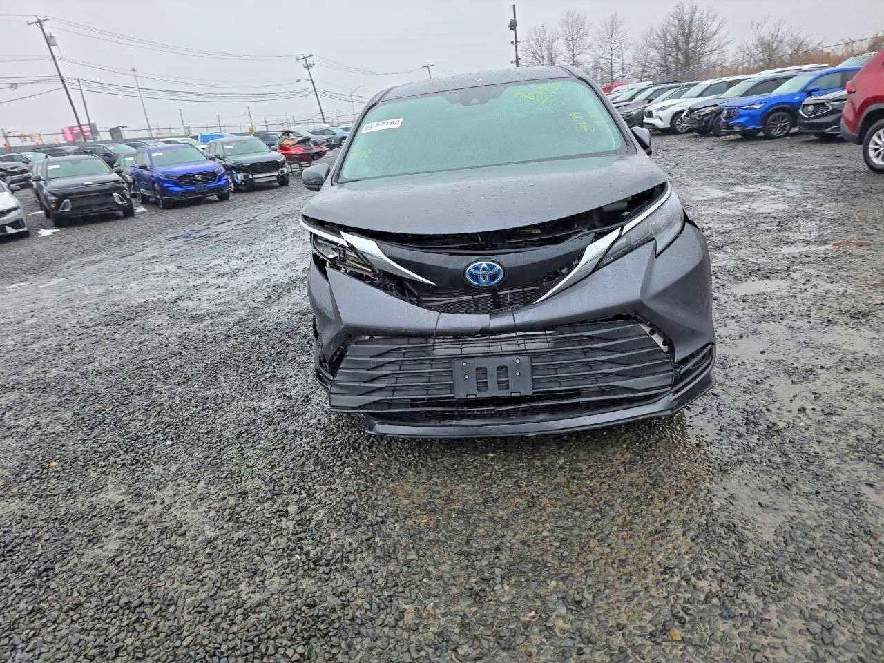 2025 Toyota Sienna Le - Image 5