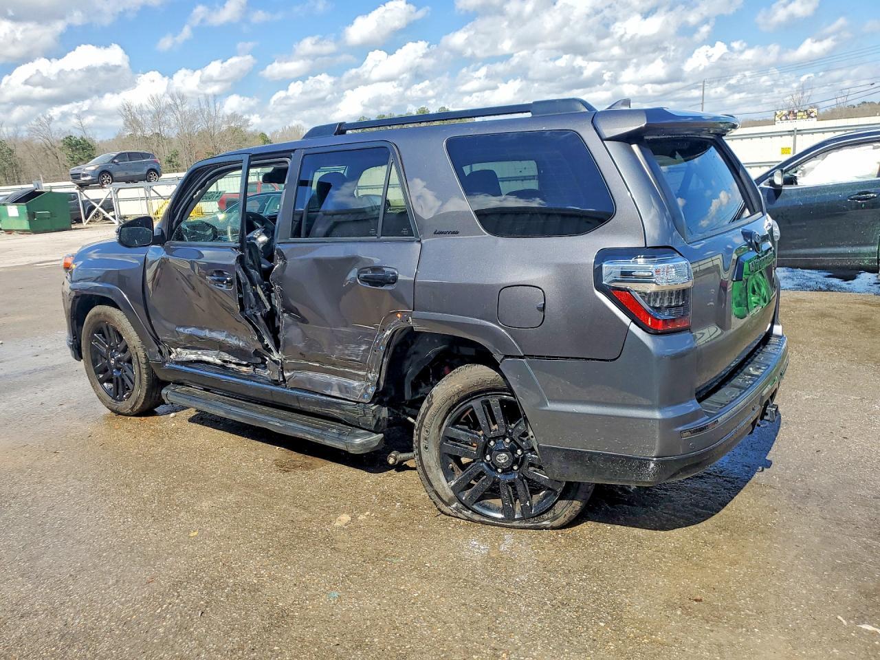 2021 Toyota 4Runner Nightshade Edition - Фото 2