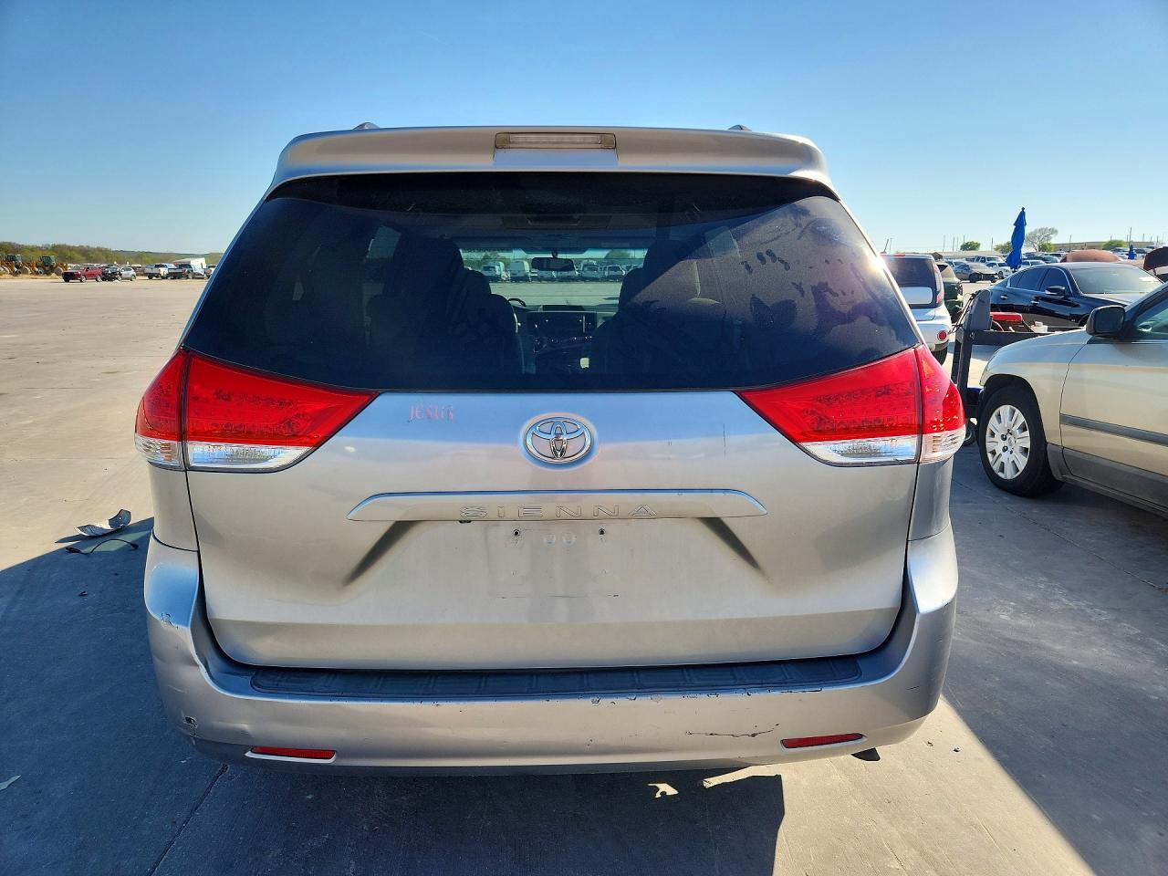 2012 Toyota Sienna Le 8-Passenger - Фото 6