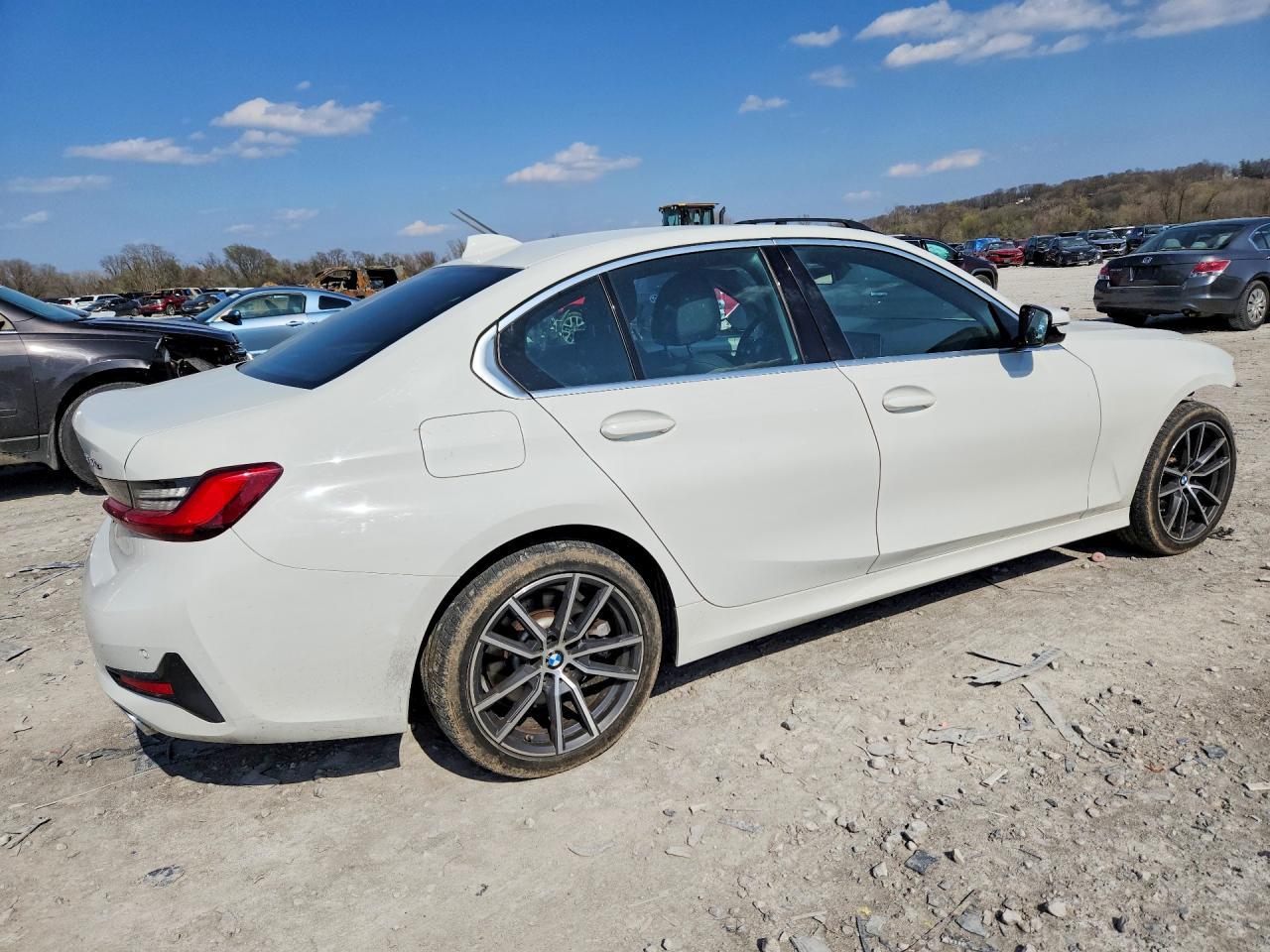 2021 BMW 330Xe - Фото 3