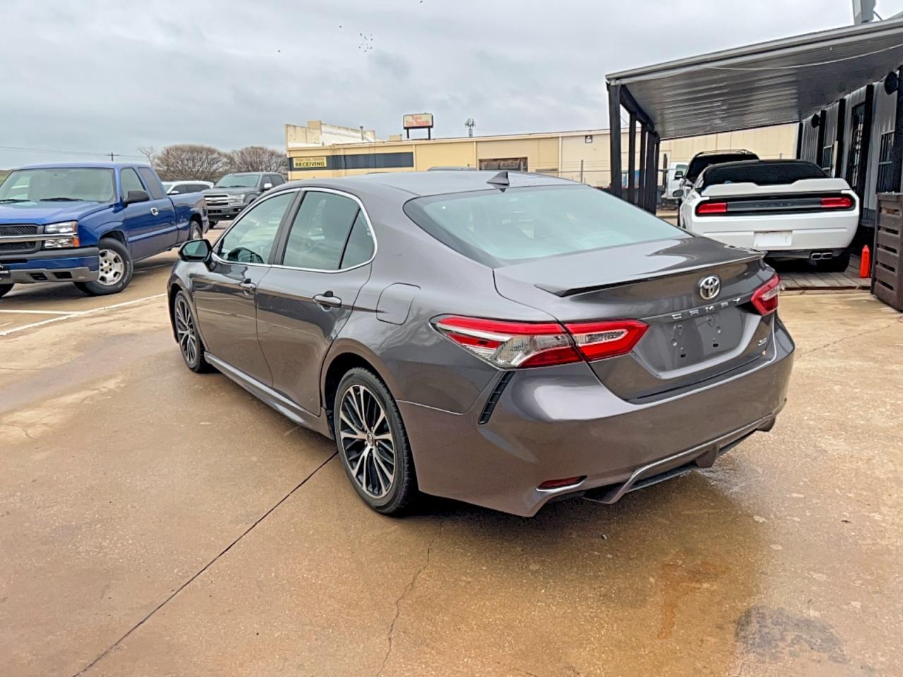 2019 Toyota Camry Se - Image 3