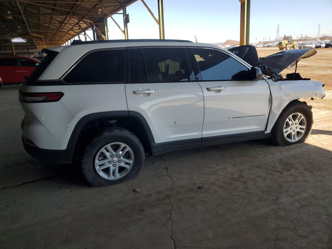 2023 Jeep Grand Cherokee Laredo - Image 3