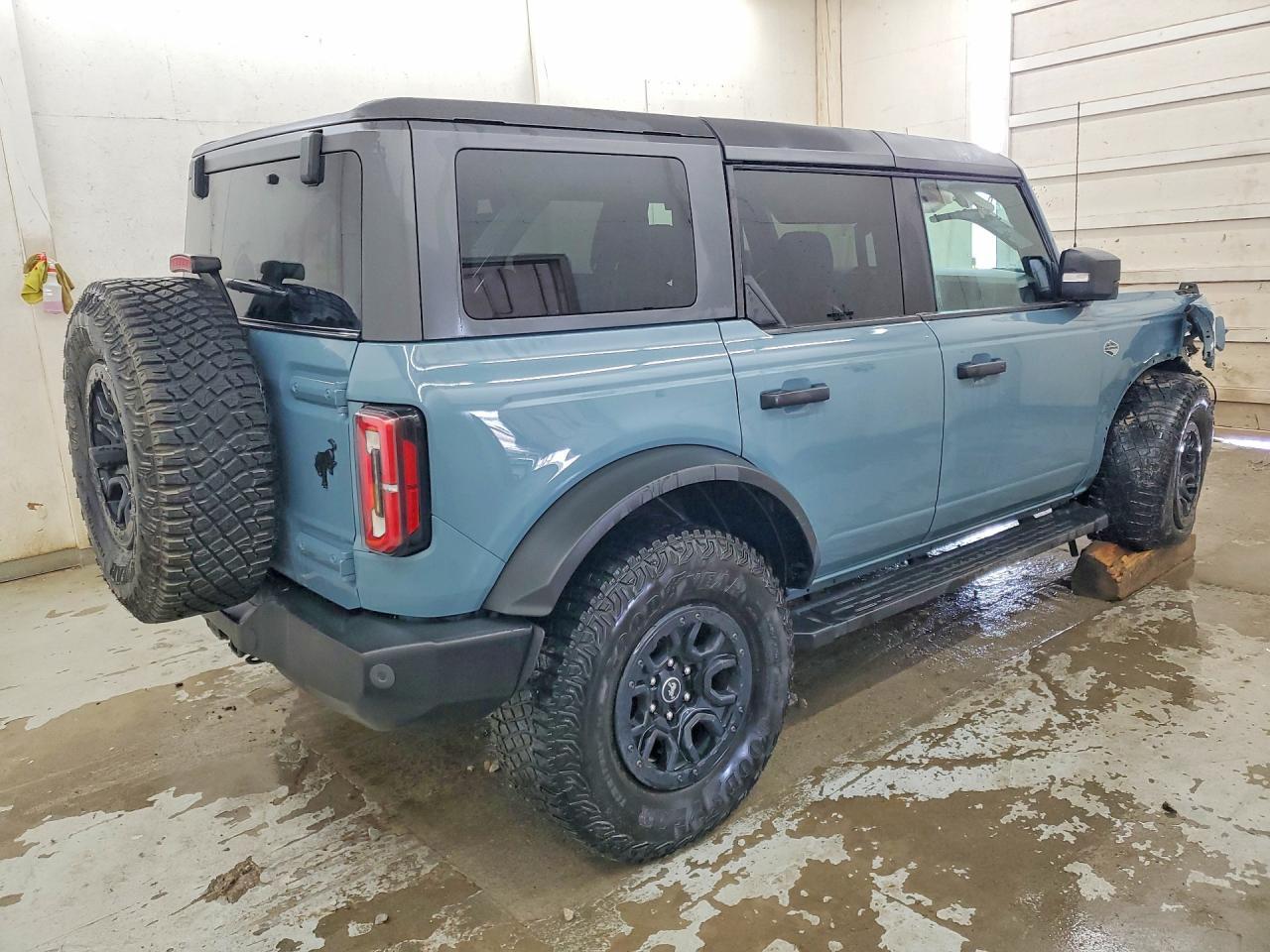 2022 Ford Bronco Base - Image 3