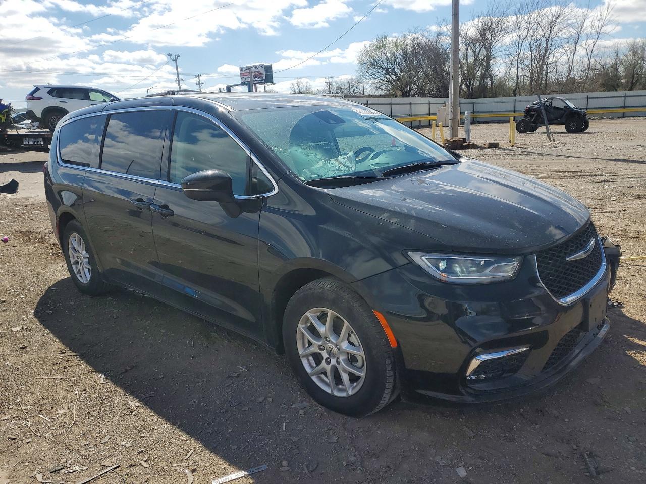 2023 Chrysler Pacifica Touring L - Image 4
