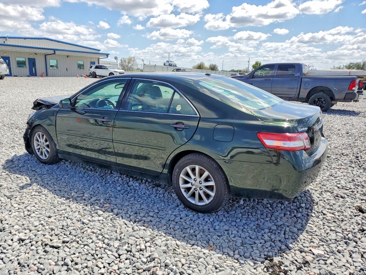2011 Toyota Camry Xle V6 - Image 2