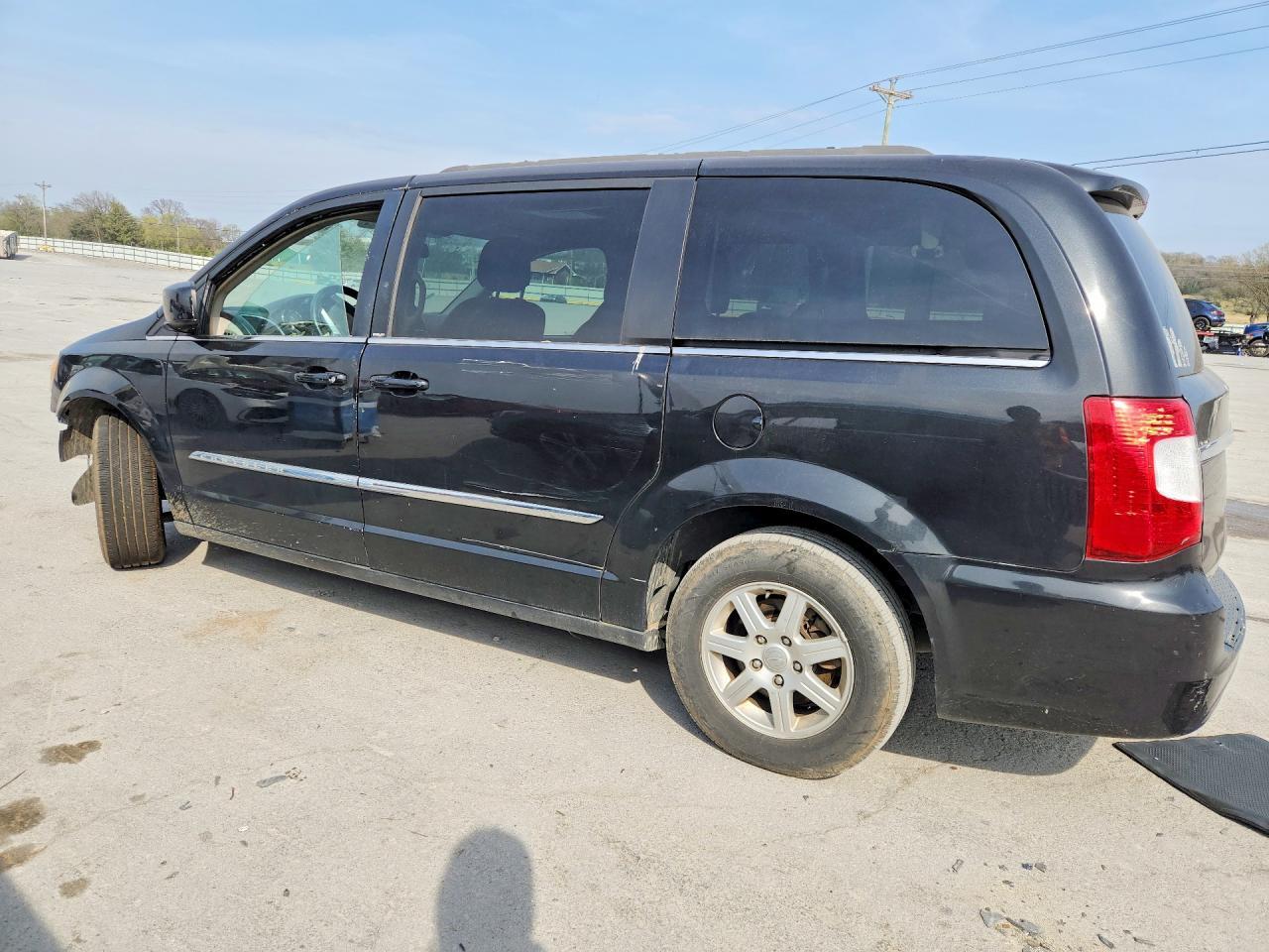 2012 Chrysler Town & Country Touring - Фото 2