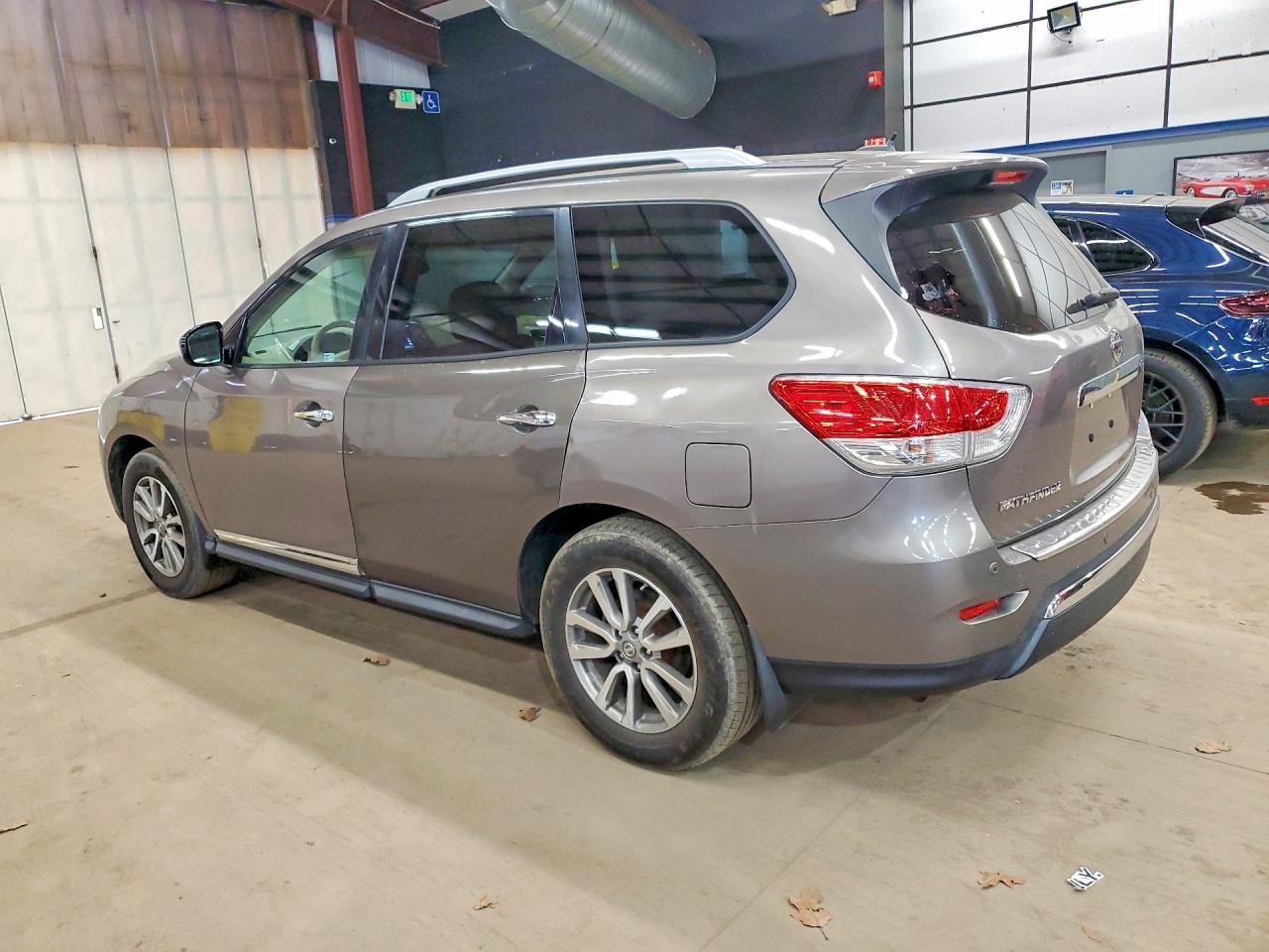 2014 Nissan Pathfinder S - Фото 2