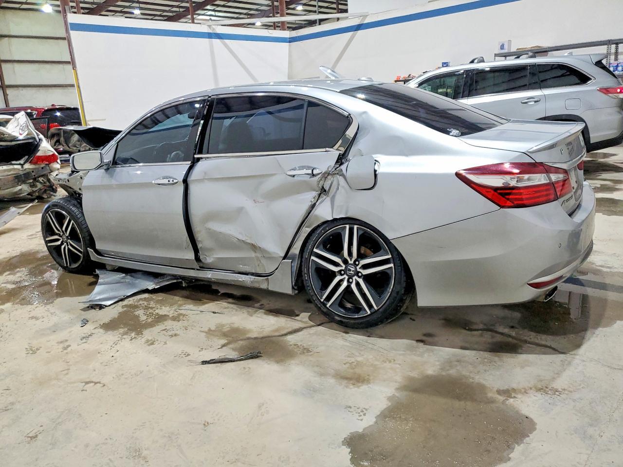 2016 Honda Accord Touring - Фото 2