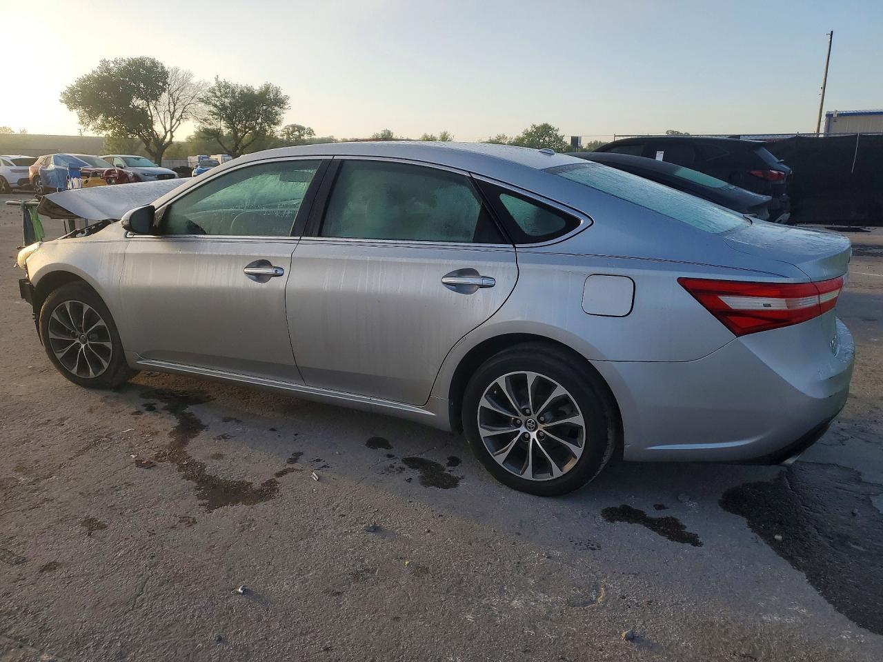 2017 Toyota Avalon Xle - Image 2