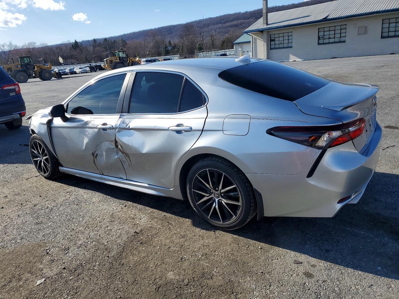 2022 Toyota Camry Se - Image 2