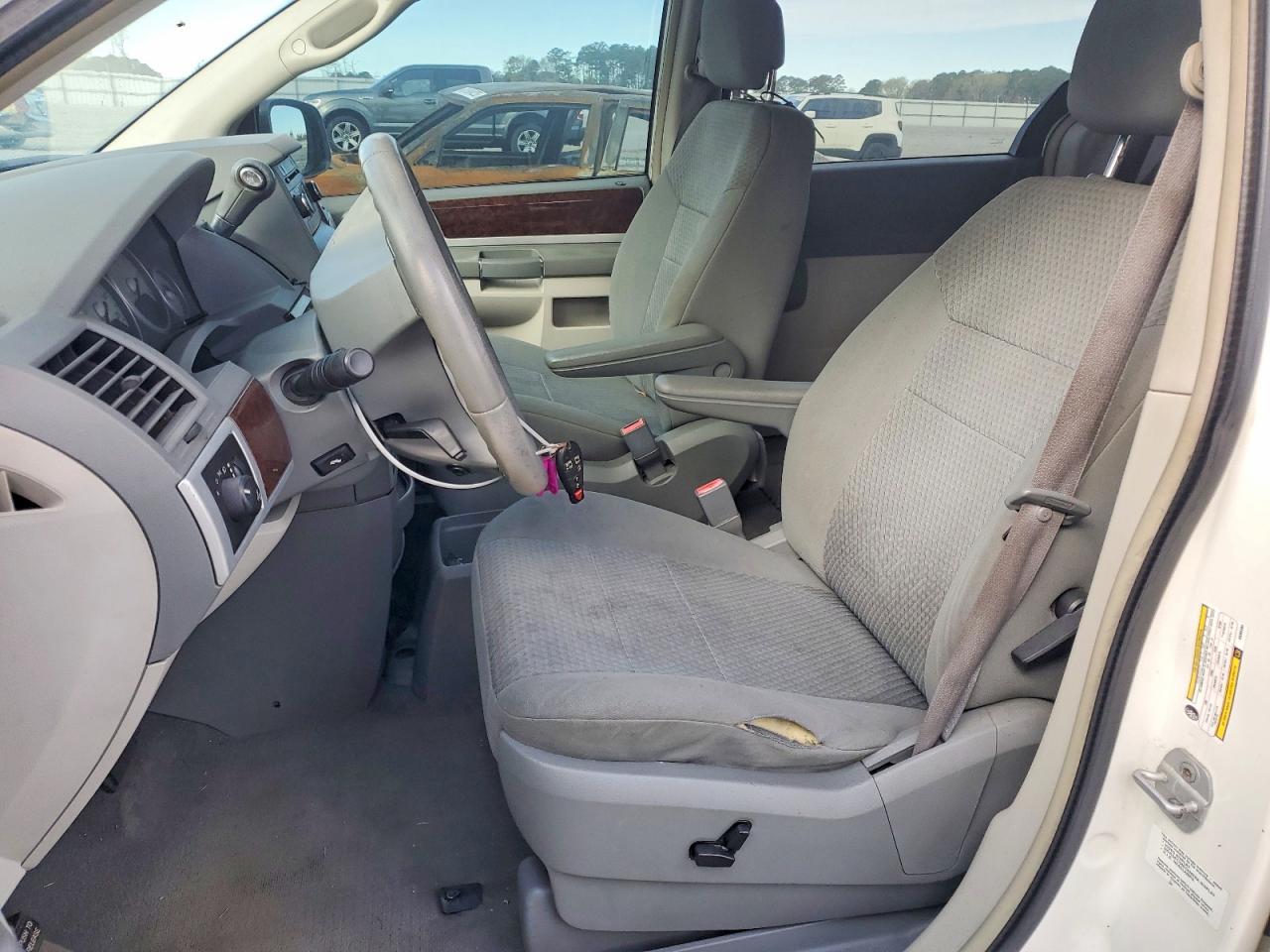 2010 Chrysler Town & Country Touring - Фото 7