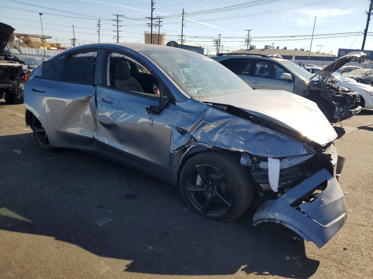 2026 Tesla Model Y - Фото 4