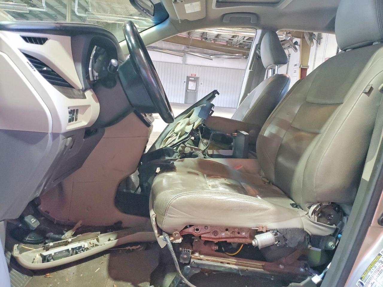 2015 Toyota Sienna Xle 8-Passenger - Image 7