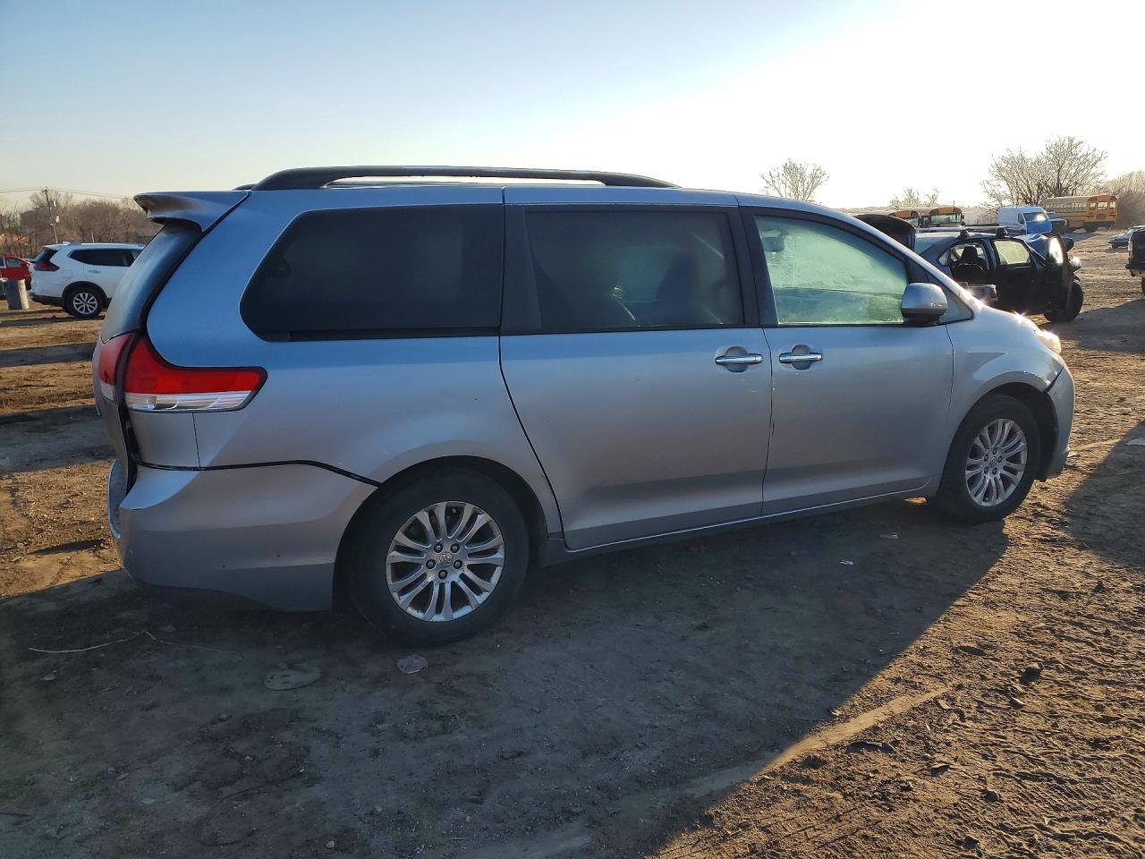 2011 Toyota Sienna Xle 8-Passenger - Фото 3